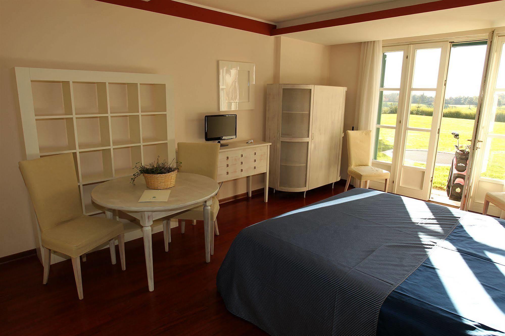 Le Robinie Golf & Resort سولْبياتي أولونا المظهر الخارجي الصورة